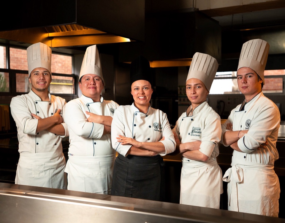 Equipo de chefs posando en su cocina